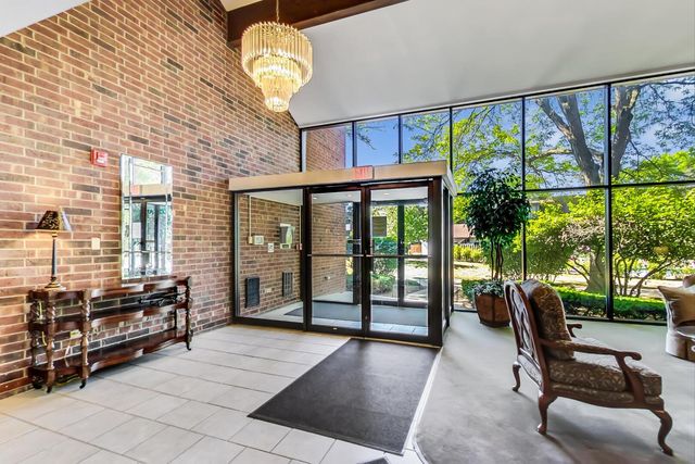 3050 Pheasant Creek Drive 301, Northbrook, IL 60062