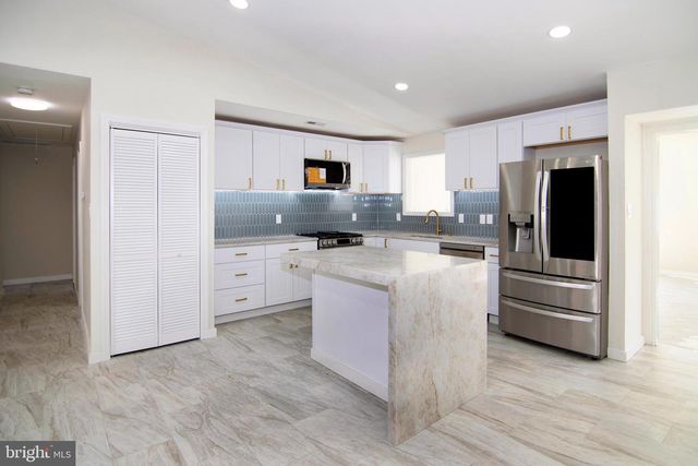 20 SUGAR BUSH DR, Sicklerville, NJ 08081