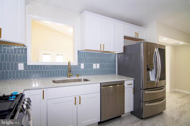 20 SUGAR BUSH DR, Sicklerville, NJ 08081