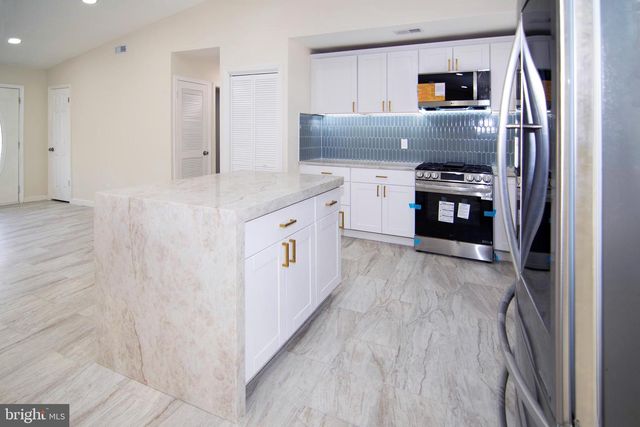 20 SUGAR BUSH DR, Sicklerville, NJ 08081