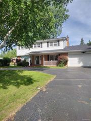 3209 Lakeside Drive, Shelby Charter Township, MI 48316