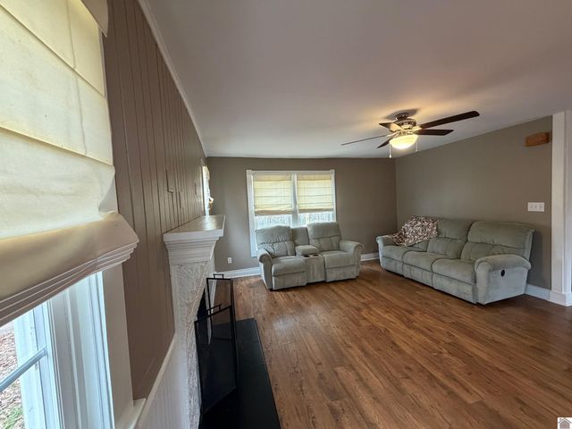 3975 CONTEST ROAD, Paducah, KY 42001