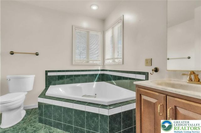 1785 Clarendon Drive, Forks Twp, PA 18040