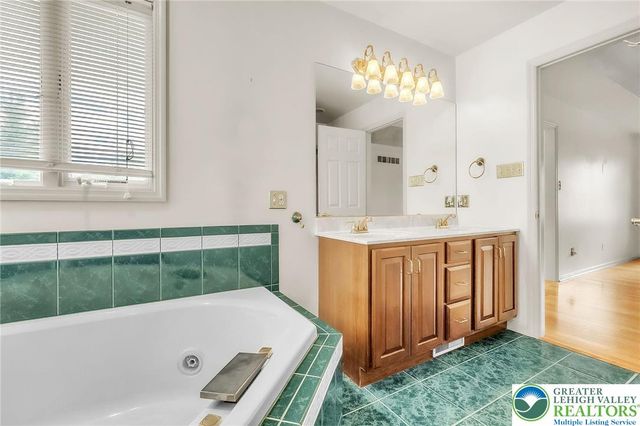 1785 Clarendon Drive, Forks Twp, PA 18040