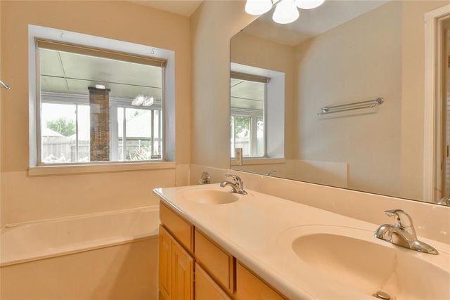 612 Fox Hunt Lane, Edmond, OK 73003