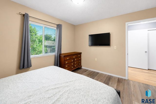 911 N Van Eps Ave Avenue, Sioux Falls, SD 57103