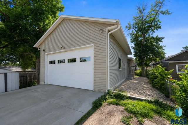 911 N Van Eps Ave Avenue, Sioux Falls, SD 57103