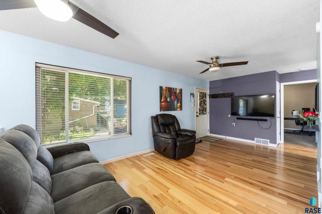 911 N Van Eps Ave Avenue, Sioux Falls, SD 57103