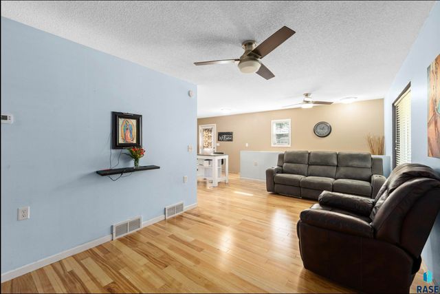 911 N Van Eps Ave Avenue, Sioux Falls, SD 57103