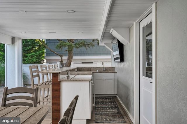 8 E 73RD ST, Harvey Cedars, NJ 08008