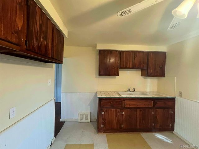 15643 W Chicago Street, Detroit, MI 48228