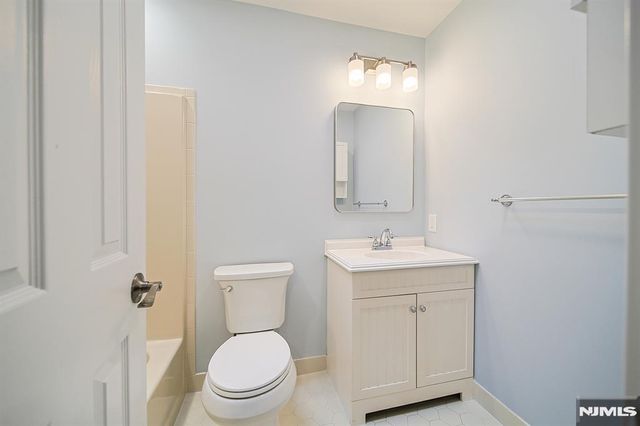 196 Madison Avenue 15, Dumont, NJ 07628