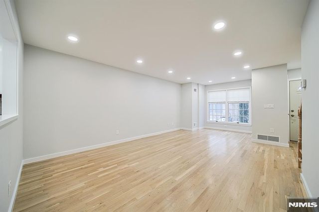 196 Madison Avenue 15, Dumont, NJ 07628