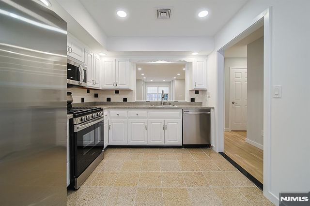 196 Madison Avenue 15, Dumont, NJ 07628