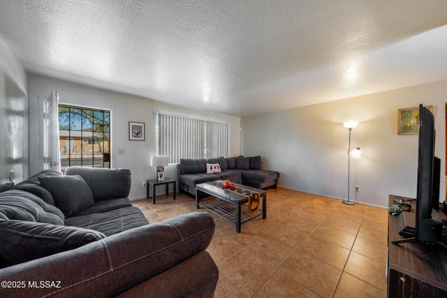 2275 W Dakota Street, Tucson, AZ 85746