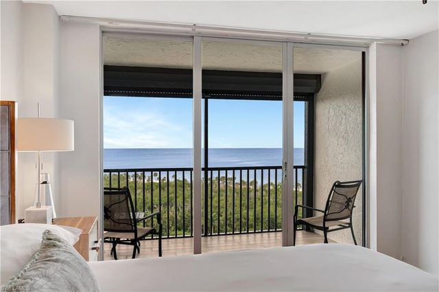 11 Bluebill AVE 1101, Naples, FL 34108