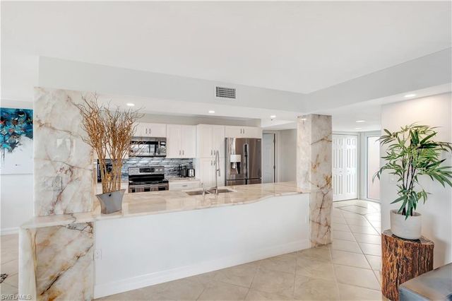 11 Bluebill AVE 1101, Naples, FL 34108