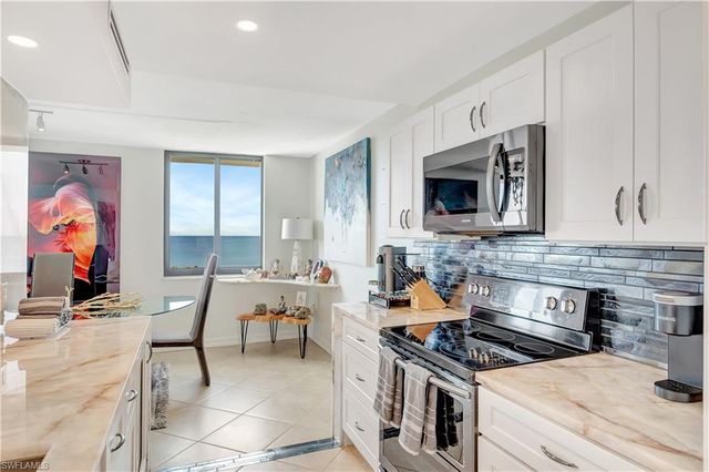 11 Bluebill AVE 1101, Naples, FL 34108