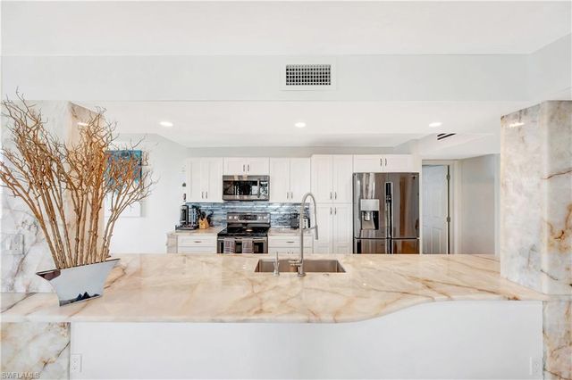 11 Bluebill AVE 1101, Naples, FL 34108