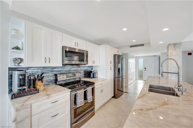 11 Bluebill AVE 1101, Naples, FL 34108