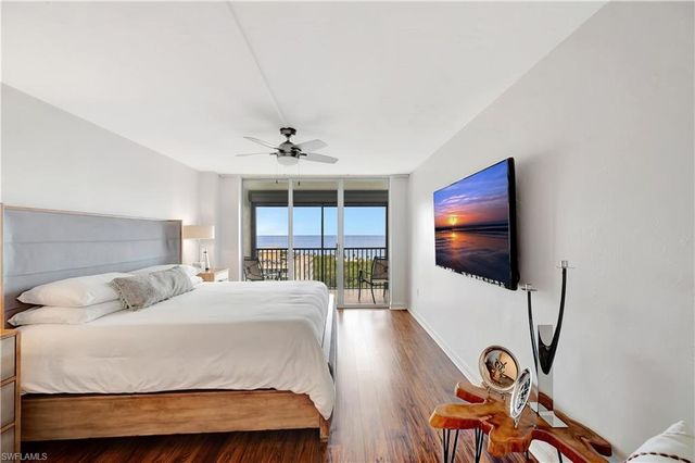 11 Bluebill AVE 1101, Naples, FL 34108