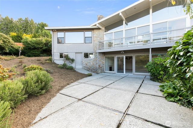 8840 NE 24th Street, Clyde Hill, WA 98004