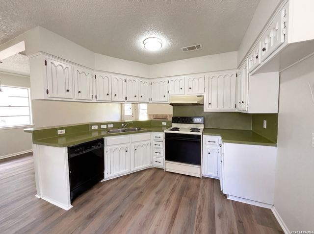 7411 SHADY HOLLOW LN, San Antonio, TX 78255