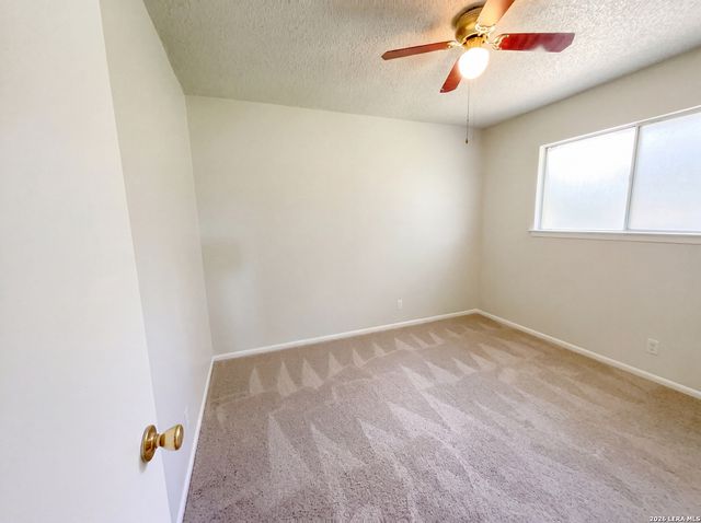 7411 SHADY HOLLOW LN, San Antonio, TX 78255
