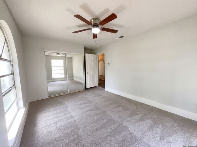 7411 SHADY HOLLOW LN, San Antonio, TX 78255