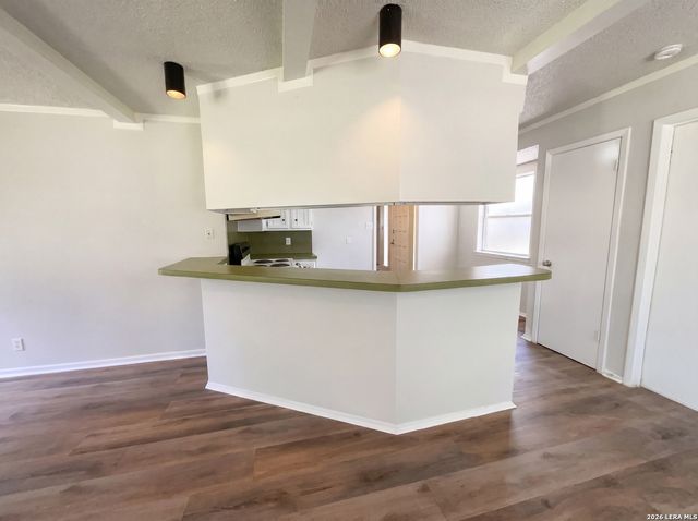 7411 SHADY HOLLOW LN, San Antonio, TX 78255
