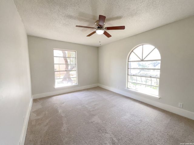 7411 SHADY HOLLOW LN, San Antonio, TX 78255