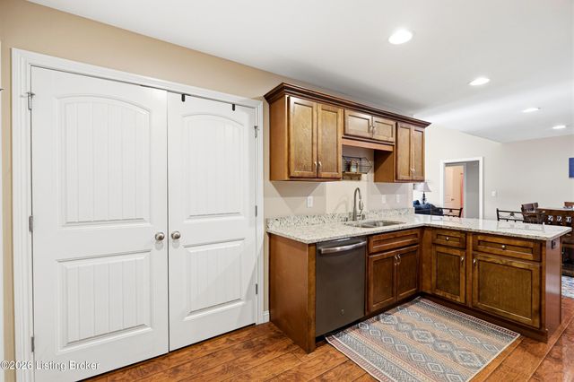 182 W Woodlake Cir, Mt Washington, KY 40047