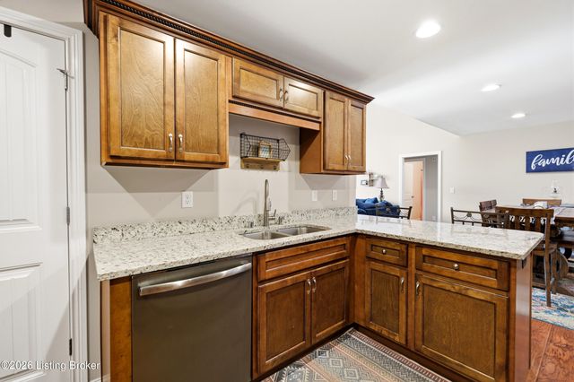 182 W Woodlake Cir, Mt Washington, KY 40047