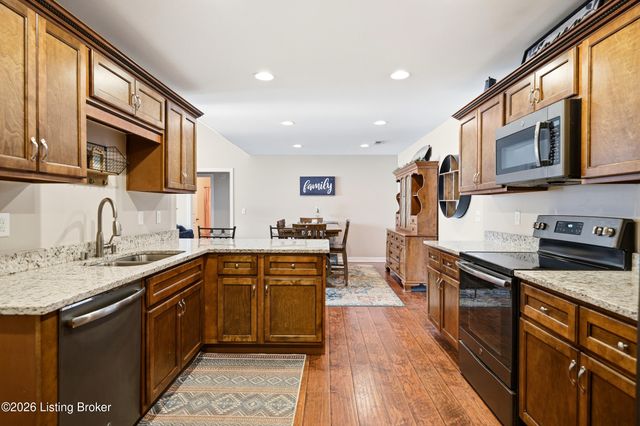 182 W Woodlake Cir, Mt Washington, KY 40047