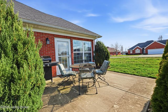 182 W Woodlake Cir, Mt Washington, KY 40047