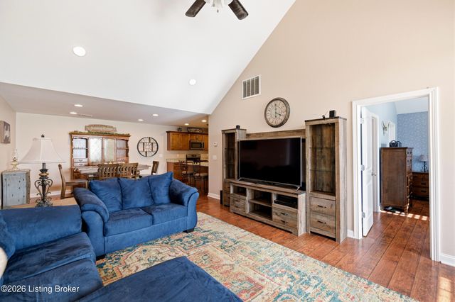 182 W Woodlake Cir, Mt Washington, KY 40047