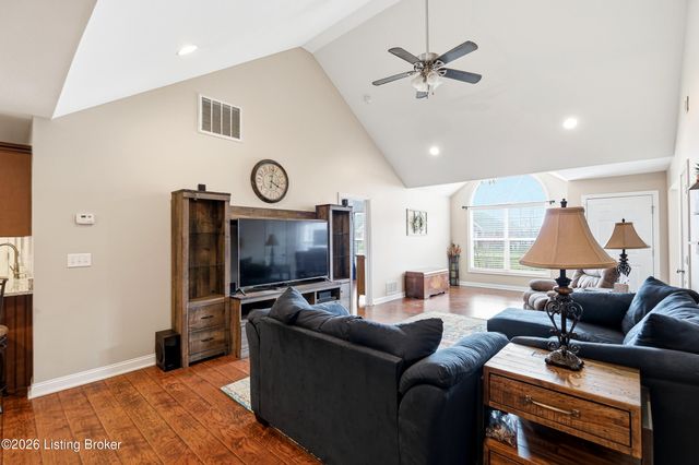 182 W Woodlake Cir, Mt Washington, KY 40047