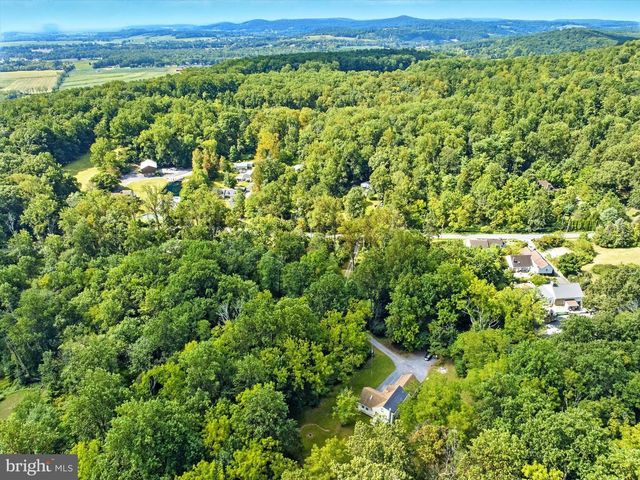 58 ORCHARD RD, Fleetwood, PA 19522