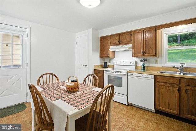 58 ORCHARD RD, Fleetwood, PA 19522
