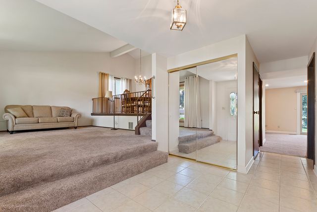1570 W Goldengate Drive, Addison, IL 60101
