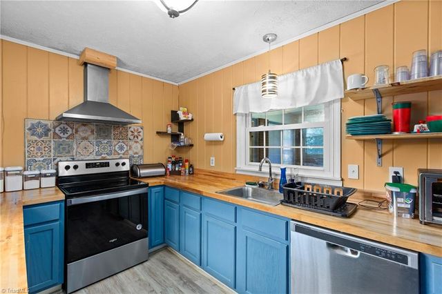 4994 Hampton Road, Clemmons, NC 27012