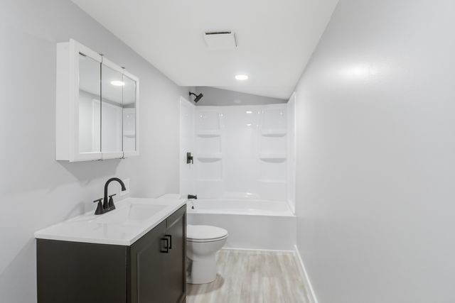 39470 N Woodland Avenue, Antioch, IL 60002