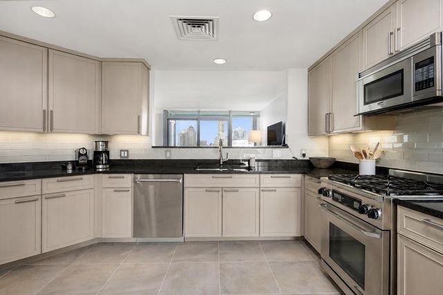 1 Miranova Place, 1605, Columbus, OH 43215