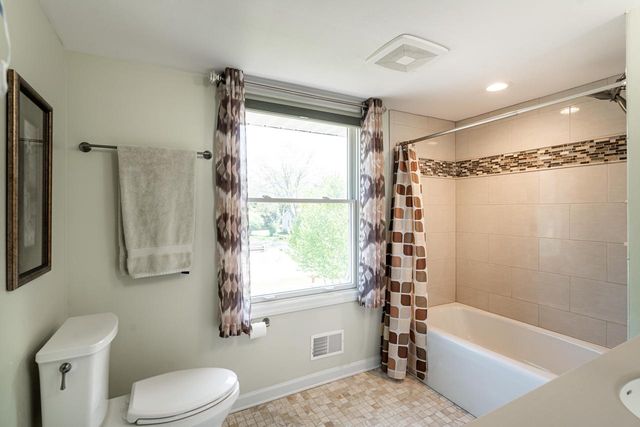 9439 N Broadmoor ROAD, Bayside, WI 53217
