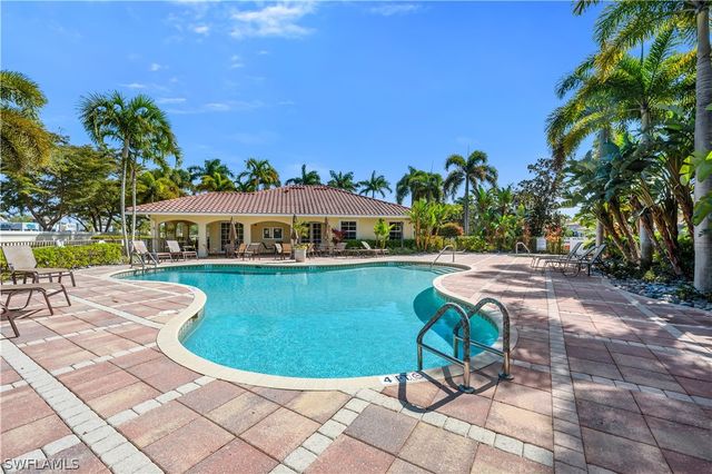 7810 Martino CIR, Naples, FL 34112