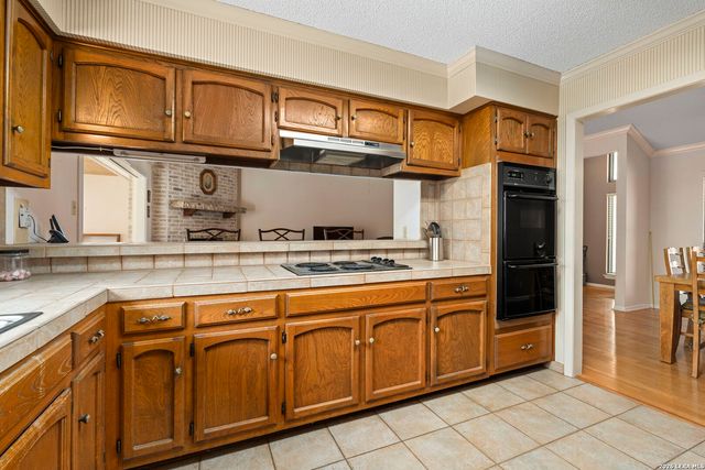 2422 Shadow Cliff St, San Antonio, TX 78232