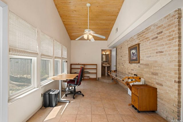 2422 Shadow Cliff St, San Antonio, TX 78232