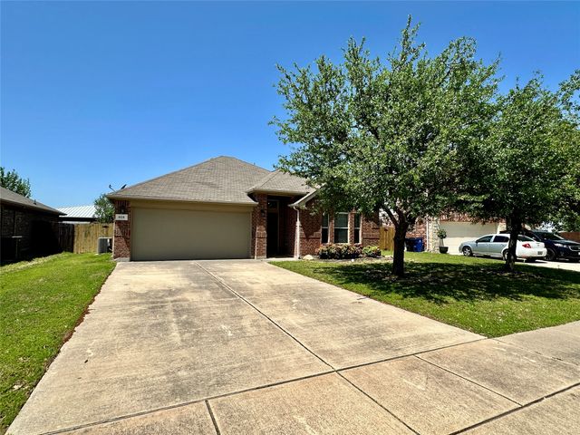 905 Silverthorne Drive, Fort Worth, TX 76028