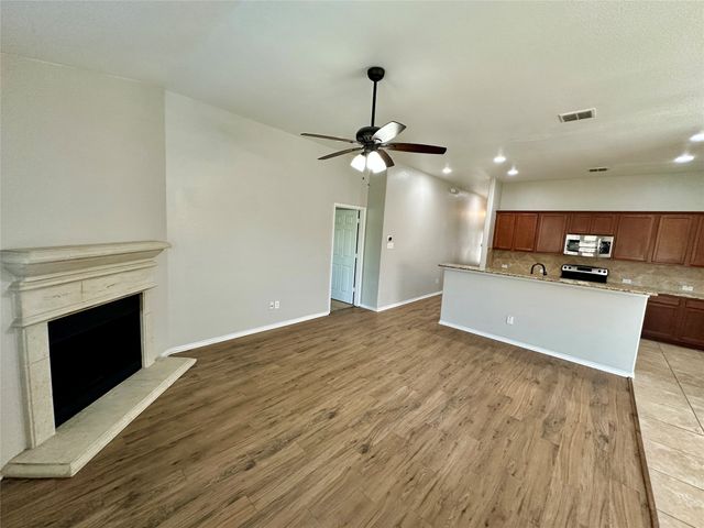 905 Silverthorne Drive, Fort Worth, TX 76028