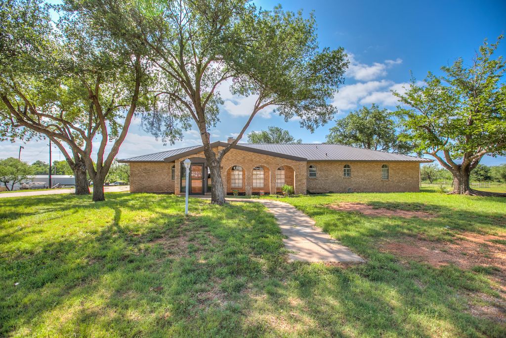 Image 1 of property listing at 207 Briarwood Drive, Bronte, TX 76933